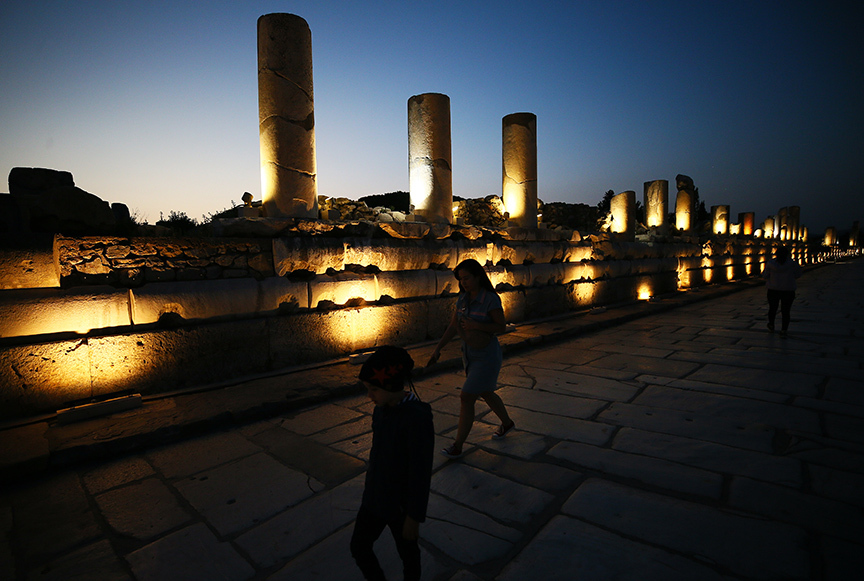 Efes Antik Kenti, gece müzeciliği uygulaması ile ziyaretçilerini ağırlıyor 2
