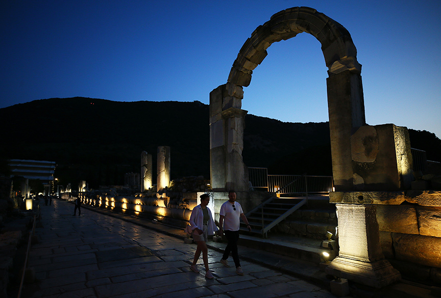Efes Antik Kenti, gece müzeciliği uygulaması ile ziyaretçilerini ağırlıyor 4