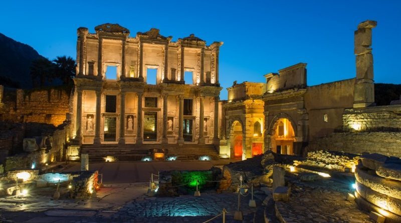 Efes Antik Kenti, gece müzeciliği uygulaması ile ziyaretçilerini ağırlıyor 1