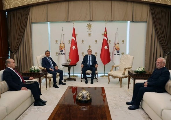 Erdoğan- Özel görüşmesinde iki liderin dikkat çeken tercihi: Lacivert takım, mavi gömlek detayı ne mesaj veriyor? 3