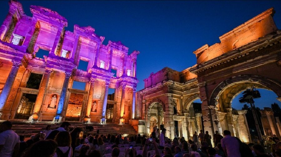 Efes Antik Kenti, gece müzeciliği uygulaması ile ziyaretçilerini ağırlıyor 3