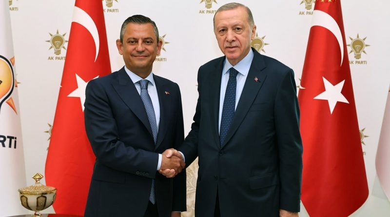 Erdoğan- Özel görüşmesinde iki liderin dikkat çeken tercihi: Lacivert takım, mavi gömlek detayı ne mesaj veriyor? 1