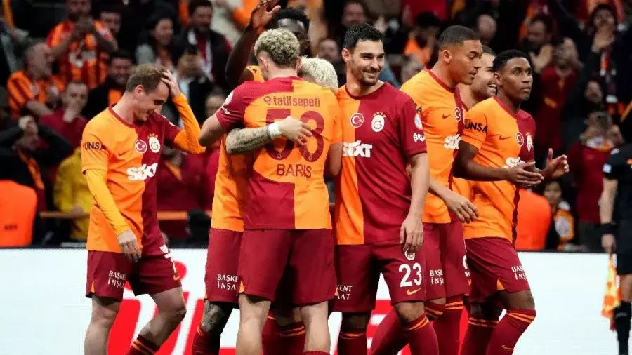 Galatasaraylı Futbolcular Fenerbahçe Derbisini Kazanırsa Tarihi Prim Alacak