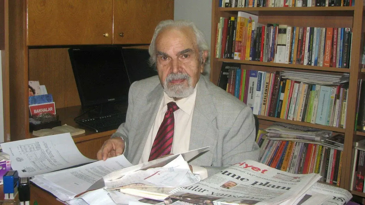Gazeteci Ve Yazar Erdal Atabek 94 Yaşında Hayatını Kaybetti