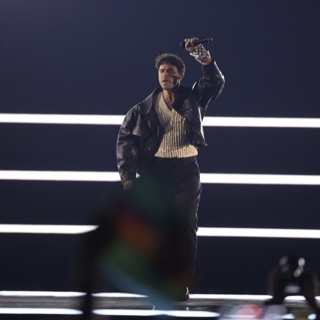 İsveçli şarkıcı Eric Saade, Eurovision Şarkı Yarışması’na Filistin kefiyesi ile çıktı 3