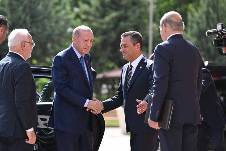 Erdoğan – Özel Görüşmesinde Ekonomi Ve Yeni Anayasa çalışmaları Başlıkları gündeme geldi