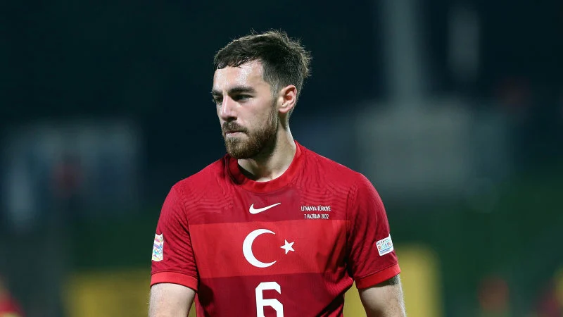 Orkun Kökçü 6 Temmuz Türkiye-Hollanda çeyrek final maçında kart cezası nedeniyle forma giyemeyecek